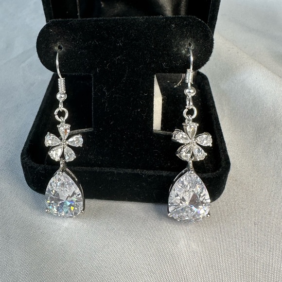 Gorgeous sparkly large pear shaped rhinestones earrings - Picture 3 of 5